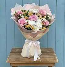 Букет цветов из:  Гвоздики, Орхидеи и Розы в Ирклиевская