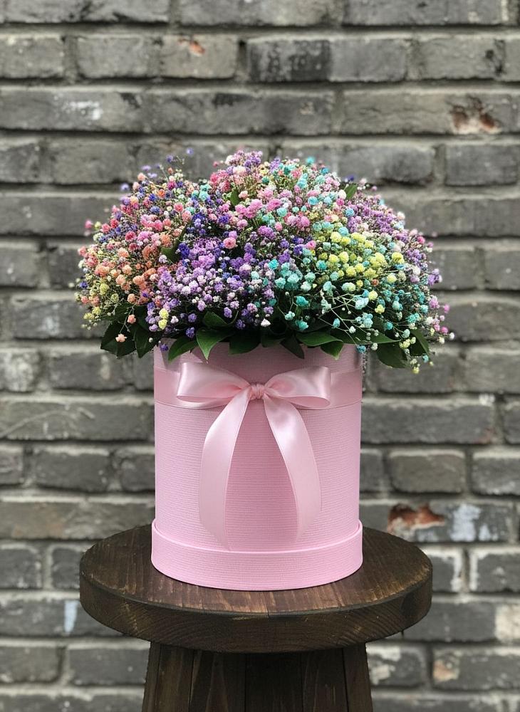Цветочная композиция из Гипсофила и Розы в шляпной коробке в Ирклиевская