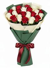 Букет Микс из красных и белых роз в Ирклиевская
