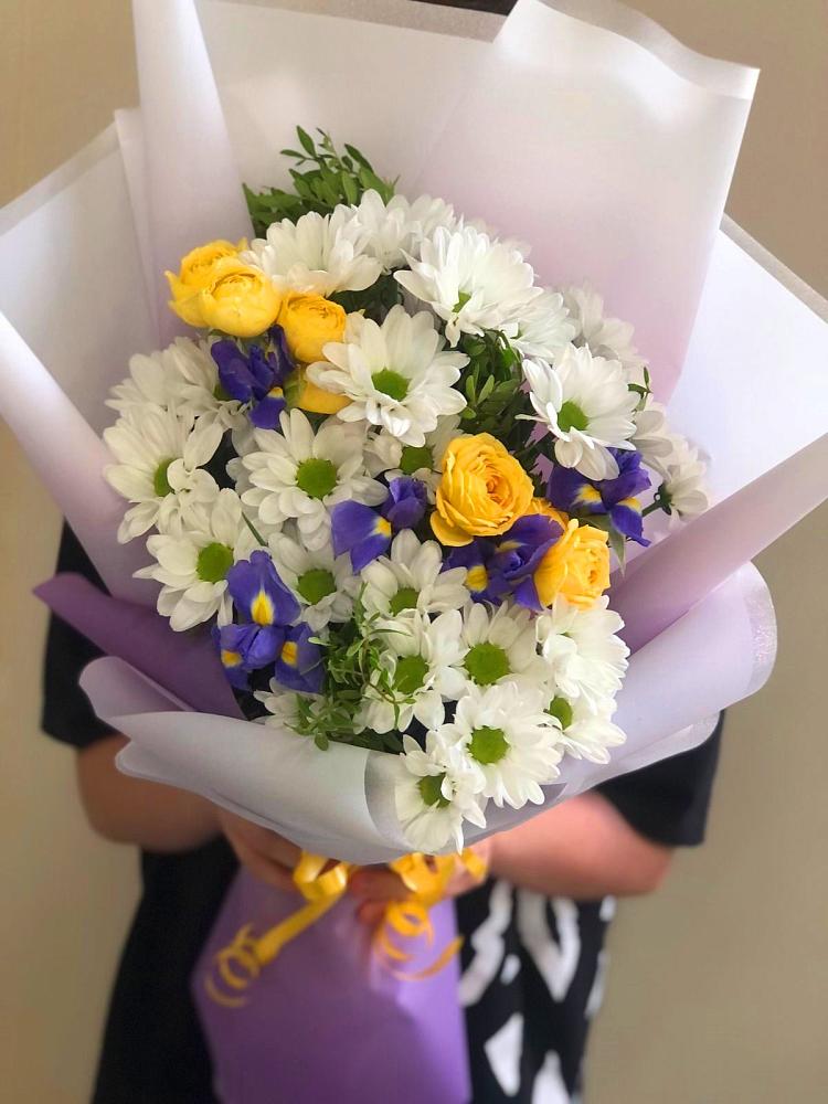Букет цветов из: Ирисы, Хризантемы и Розы в Ирклиевская
