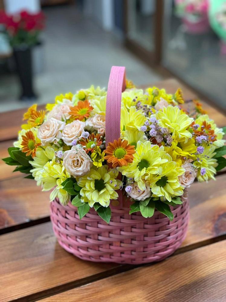 Цветочная композиция из Хризантемы и Розы в корзине в Ирклиевская