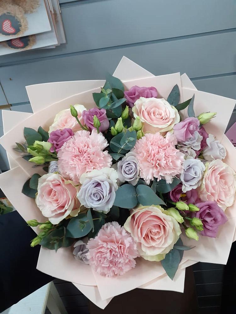 Букет цветов из: Розы, Гвоздики и Лизиантусы в Ирклиевская