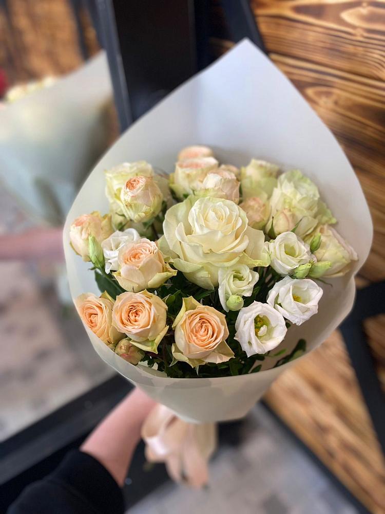 Букет цветов из: Розы и Лизиантусы в Ирклиевская